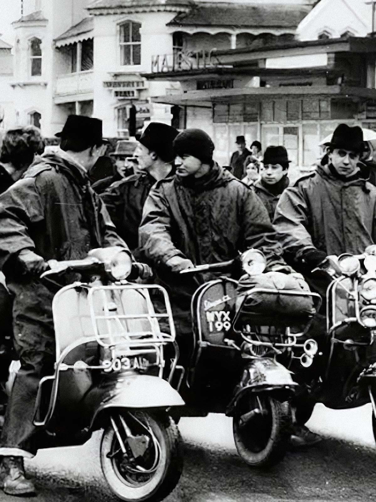 製品画像:M1951フィッシュテールパーカ、軍用アウターの正面画像
詳細画像:フィッシュテールパーカの防風・防寒デザインの細部特写