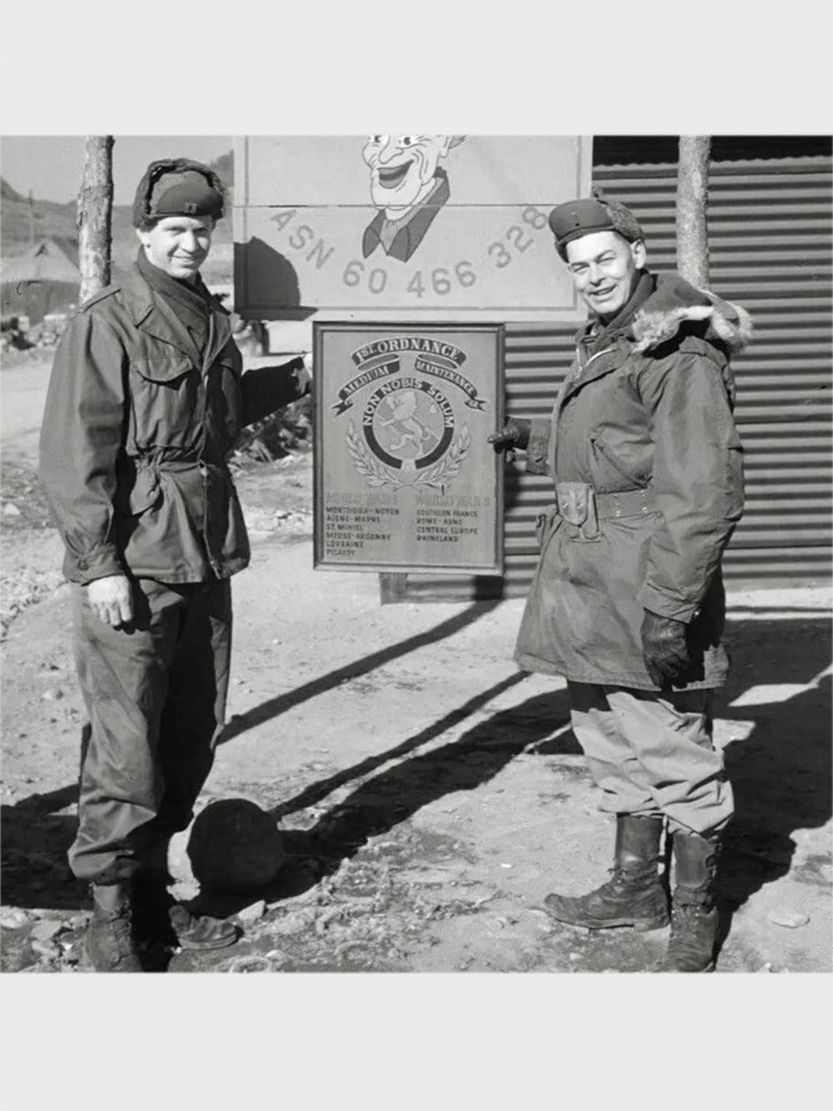 製品画像:M1951フィッシュテールパーカ、軍用アウターの正面画像
詳細画像:フィッシュテールパーカの防風・防寒デザインの細部特写