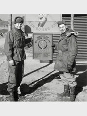 製品画像:M1951フィッシュテールパーカ、軍用アウターの正面画像
詳細画像:フィッシュテールパーカの防風・防寒デザインの細部特写