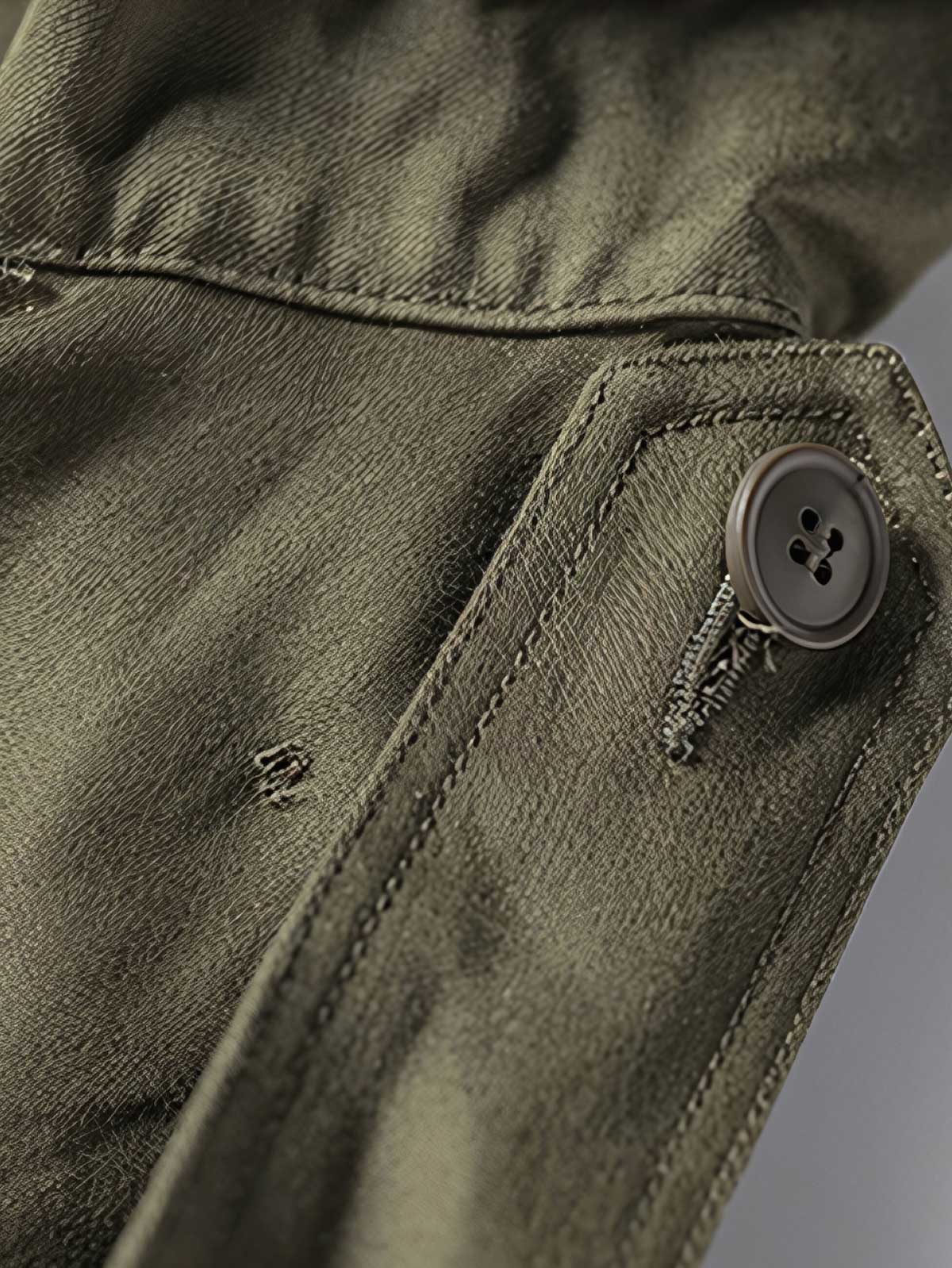 製品画像:M1951フィッシュテールパーカ、軍用アウターの正面画像
詳細画像:フィッシュテールパーカの防風・防寒デザインの細部特写