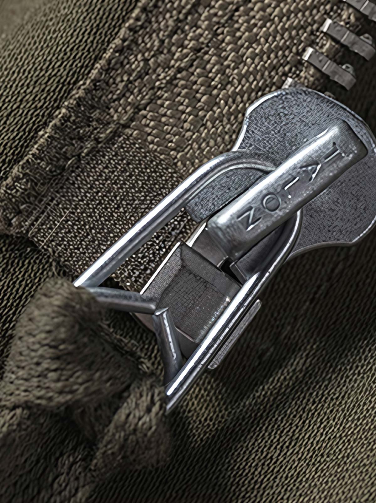 製品画像:M1951フィッシュテールパーカ、軍用アウターの正面画像
詳細画像:フィッシュテールパーカの防風・防寒デザインの細部特写