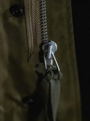 製品画像:M1951フィッシュテールパーカ、軍用アウターの正面画像
詳細画像:フィッシュテールパーカの防風・防寒デザインの細部特写
