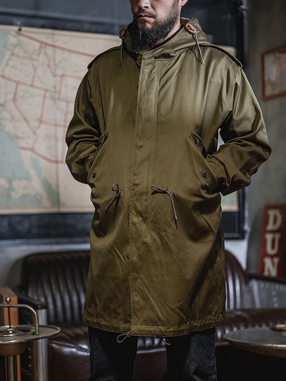 製品画像:M1951フィッシュテールパーカ、軍用アウターの正面画像
詳細画像:フィッシュテールパーカの防風・防寒デザインの細部特写