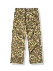 ハンティングダック迷彩と多数ポケットが特徴のM-43スタイルカーゴパンツ。