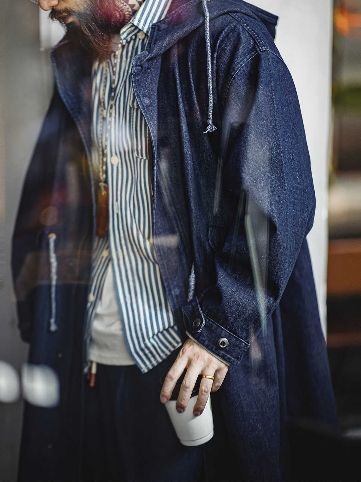 詳細画像: 青銅色のジッパーとフィッシュテールデザインを強調したディテール画像
モデル画像: モデルがM51デニムフィッシュテール パーカ(フード付き)を着用し、コーディネートした姿を示す画像