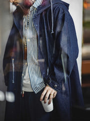 詳細画像: 青銅色のジッパーとフィッシュテールデザインを強調したディテール画像
モデル画像: モデルがM51デニムフィッシュテール パーカ(フード付き)を着用し、コーディネートした姿を示す画像