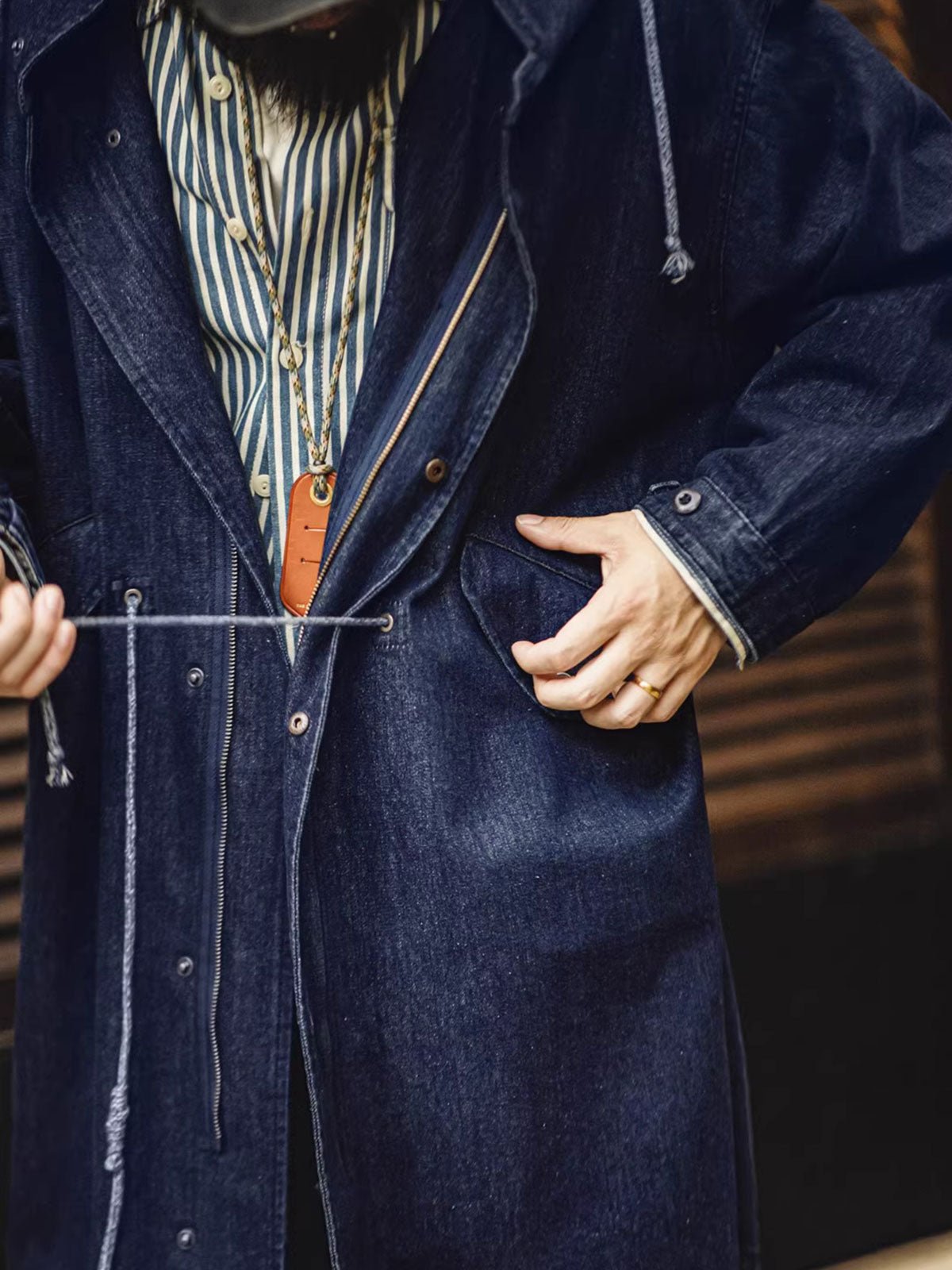 詳細画像: 青銅色のジッパーとフィッシュテールデザインを強調したディテール画像
モデル画像: モデルがM51デニムフィッシュテール パーカ(フード付き)を着用し、コーディネートした姿を示す画像