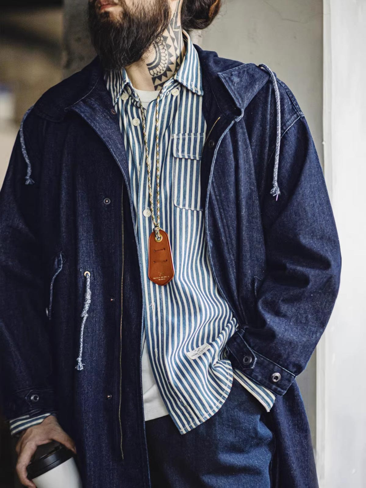 詳細画像: 青銅色のジッパーとフィッシュテールデザインを強調したディテール画像
モデル画像: モデルがM51デニムフィッシュテール パーカ(フード付き)を着用し、コーディネートした姿を示す画像