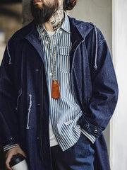 詳細画像: 青銅色のジッパーとフィッシュテールデザインを強調したディテール画像
モデル画像: モデルがM51デニムフィッシュテール パーカ(フード付き)を着用し、コーディネートした姿を示す画像