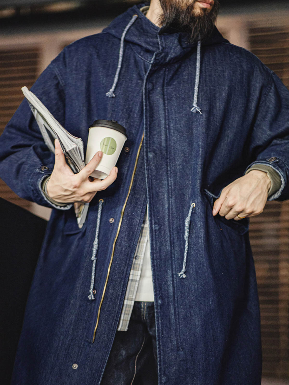 詳細画像: 青銅色のジッパーとフィッシュテールデザインを強調したディテール画像
モデル画像: モデルがM51デニムフィッシュテール パーカ(フード付き)を着用し、コーディネートした姿を示す画像