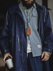 詳細画像: 青銅色のジッパーとフィッシュテールデザインを強調したディテール画像
モデル画像: モデルがM51デニムフィッシュテール パーカ(フード付き)を着用し、コーディネートした姿を示す画像