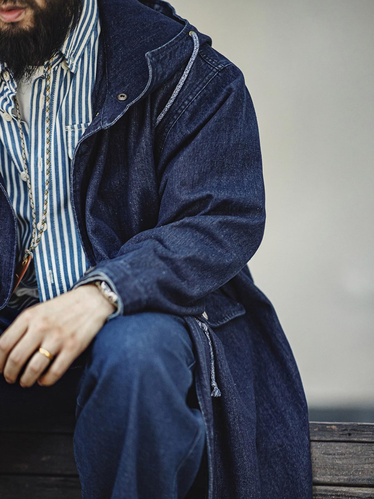 詳細画像: 青銅色のジッパーとフィッシュテールデザインを強調したディテール画像
モデル画像: モデルがM51デニムフィッシュテール パーカ(フード付き)を着用し、コーディネートした姿を示す画像