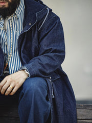 詳細画像: 青銅色のジッパーとフィッシュテールデザインを強調したディテール画像
モデル画像: モデルがM51デニムフィッシュテール パーカ(フード付き)を着用し、コーディネートした姿を示す画像