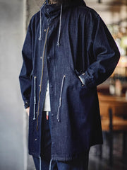 詳細画像: 青銅色のジッパーとフィッシュテールデザインを強調したディテール画像
モデル画像: モデルがM51デニムフィッシュテール パーカ(フード付き)を着用し、コーディネートした姿を示す画像