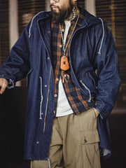 詳細画像: 青銅色のジッパーとフィッシュテールデザインを強調したディテール画像
モデル画像: モデルがM51デニムフィッシュテール パーカ(フード付き)を着用し、コーディネートした姿を示す画像