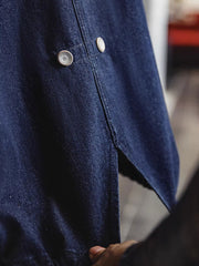 製品画像: M51デニムフィッシュテール パーカ(フード付き)の全体像を正面から撮影した画像
詳細画像: 青銅色のジッパーとフィッシュテールデザインを強調したディテール画像