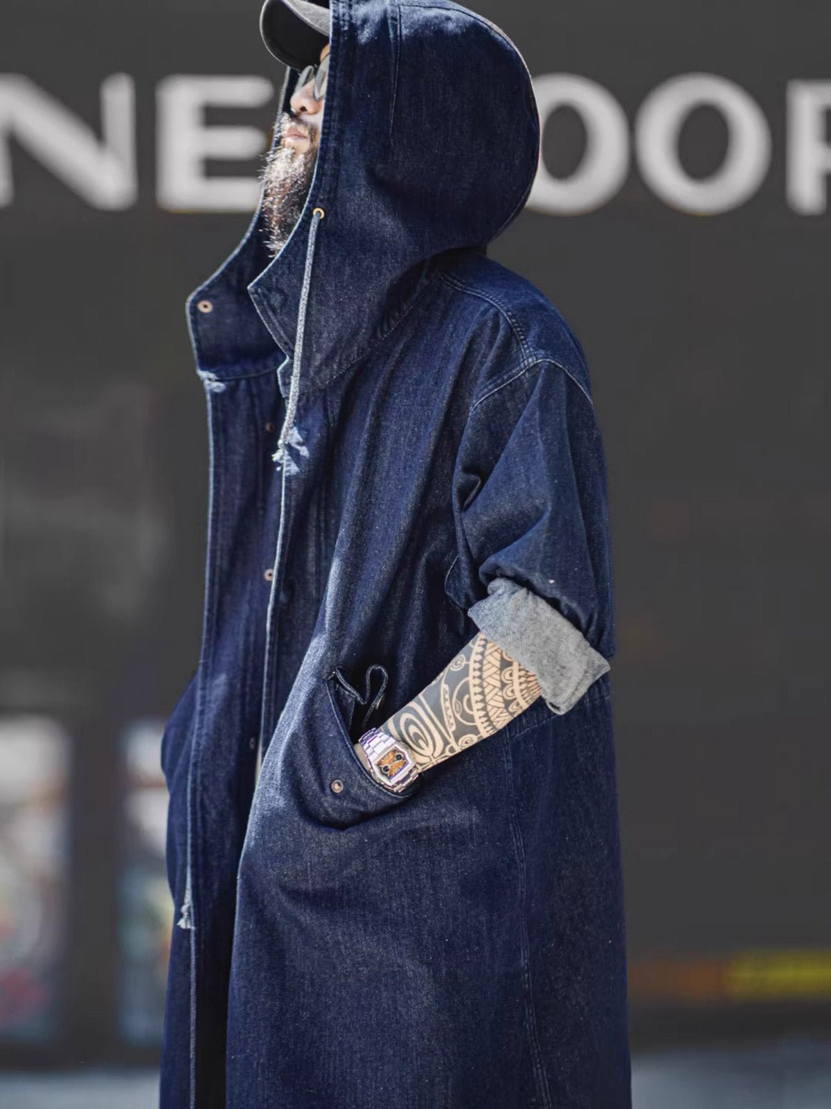 詳細画像: 青銅色のジッパーとフィッシュテールデザインを強調したディテール画像
モデル画像: モデルがM51デニムフィッシュテール パーカ(フード付き)を着用し、コーディネートした姿を示す画像