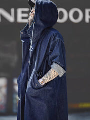 詳細画像: 青銅色のジッパーとフィッシュテールデザインを強調したディテール画像
モデル画像: モデルがM51デニムフィッシュテール パーカ(フード付き)を着用し、コーディネートした姿を示す画像