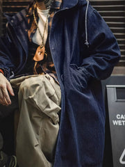 詳細画像: 青銅色のジッパーとフィッシュテールデザインを強調したディテール画像
モデル画像: モデルがM51デニムフィッシュテール パーカ(フード付き)を着用し、コーディネートした姿を示す画像