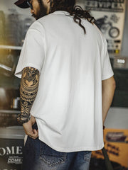 モデル画像:モデルがM51ポケットパッチワーク半袖Tシャツを着用