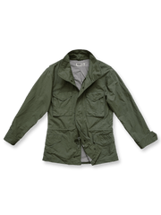 製品画像:M65 EVO 70s アメカジ ヴィンテージ フィンコットン トレンチコートの正面画像です。ヴィンテージ風の独特な風合いが特徴です。
詳細画像:M65トレンチコートのディテールとポケットデザインの詳細画像です。実用性とデザイン性を兼ね備えたアイテムです。