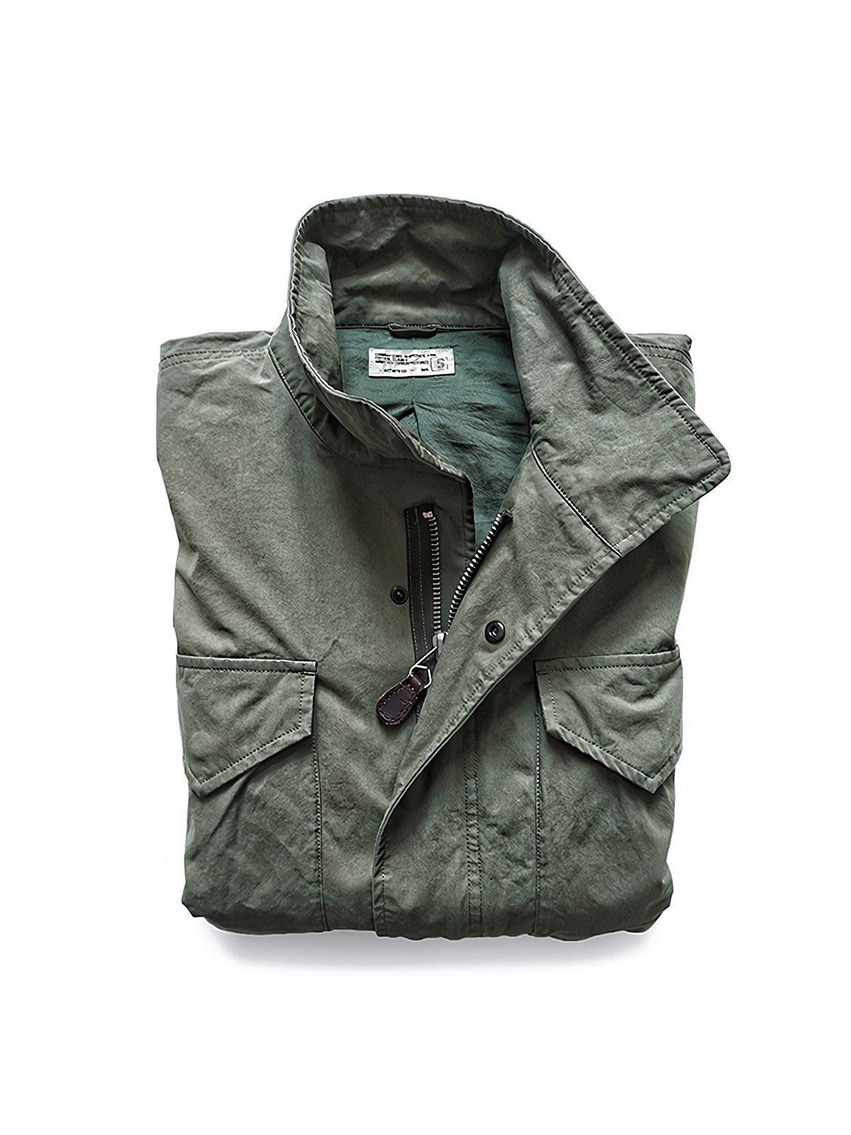 製品画像:M65 EVO 70s アメカジ ヴィンテージ フィンコットン トレンチコートの正面画像です。ヴィンテージ風の独特な風合いが特徴です。
詳細画像:M65トレンチコートのディテールとポケットデザインの詳細画像です。実用性とデザイン性を兼ね備えたアイテムです。