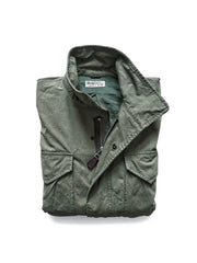 製品画像:M65 EVO 70s アメカジ ヴィンテージ フィンコットン トレンチコートの正面画像です。ヴィンテージ風の独特な風合いが特徴です。
詳細画像:M65トレンチコートのディテールとポケットデザインの詳細画像です。実用性とデザイン性を兼ね備えたアイテムです。