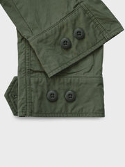 製品画像:M65 EVO 70s アメカジ ヴィンテージ フィンコットン トレンチコートの正面画像です。ヴィンテージ風の独特な風合いが特徴です。
詳細画像:M65トレンチコートのディテールとポケットデザインの詳細画像です。実用性とデザイン性を兼ね備えたアイテムです。