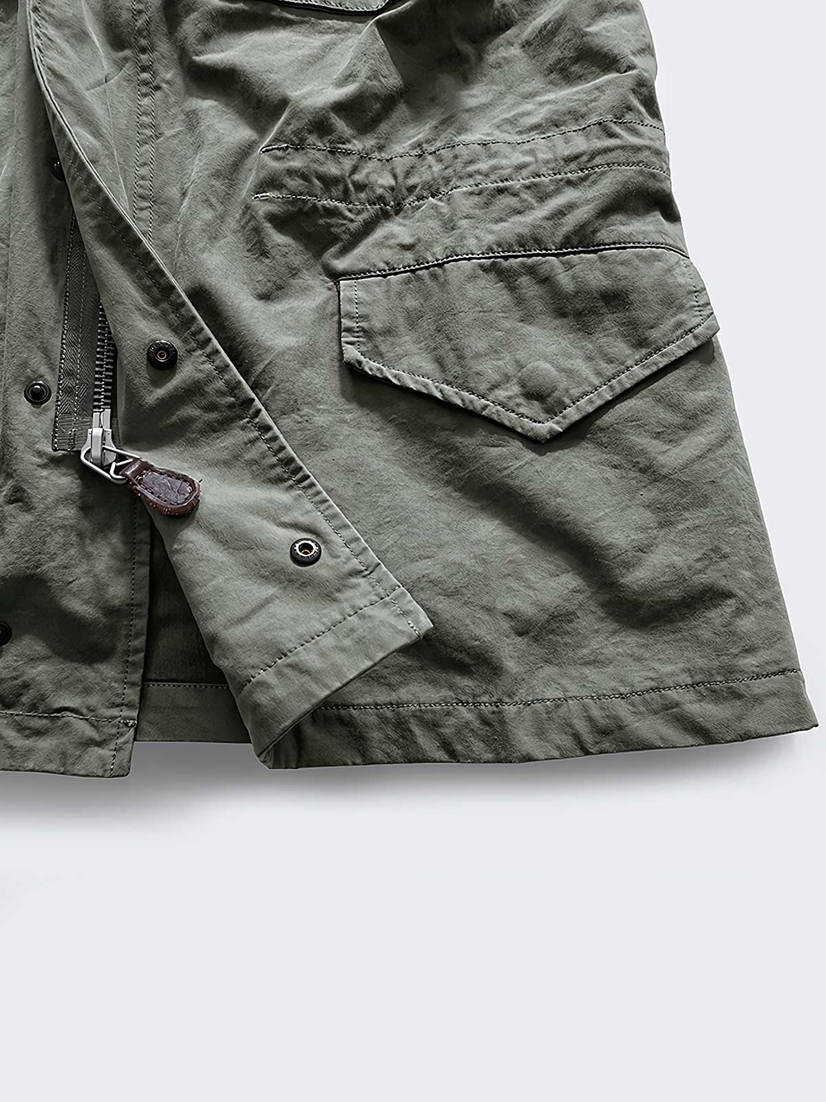 製品画像:M65 EVO 70s アメカジ ヴィンテージ フィンコットン トレンチコートの正面画像です。ヴィンテージ風の独特な風合いが特徴です。
詳細画像:M65トレンチコートのディテールとポケットデザインの詳細画像です。実用性とデザイン性を兼ね備えたアイテムです。