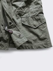 製品画像:M65 EVO 70s アメカジ ヴィンテージ フィンコットン トレンチコートの正面画像です。ヴィンテージ風の独特な風合いが特徴です。
詳細画像:M65トレンチコートのディテールとポケットデザインの詳細画像です。実用性とデザイン性を兼ね備えたアイテムです。