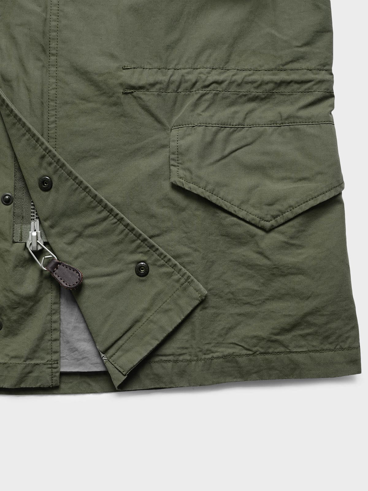 製品画像:M65 EVO 70s アメカジ ヴィンテージ フィンコットン トレンチコートの正面画像です。ヴィンテージ風の独特な風合いが特徴です。
詳細画像:M65トレンチコートのディテールとポケットデザインの詳細画像です。実用性とデザイン性を兼ね備えたアイテムです。