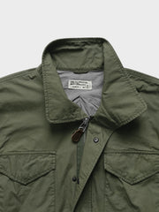 製品画像:M65 EVO 70s アメカジ ヴィンテージ フィンコットン トレンチコートの正面画像です。ヴィンテージ風の独特な風合いが特徴です。
詳細画像:M65トレンチコートのディテールとポケットデザインの詳細画像です。実用性とデザイン性を兼ね備えたアイテムです。