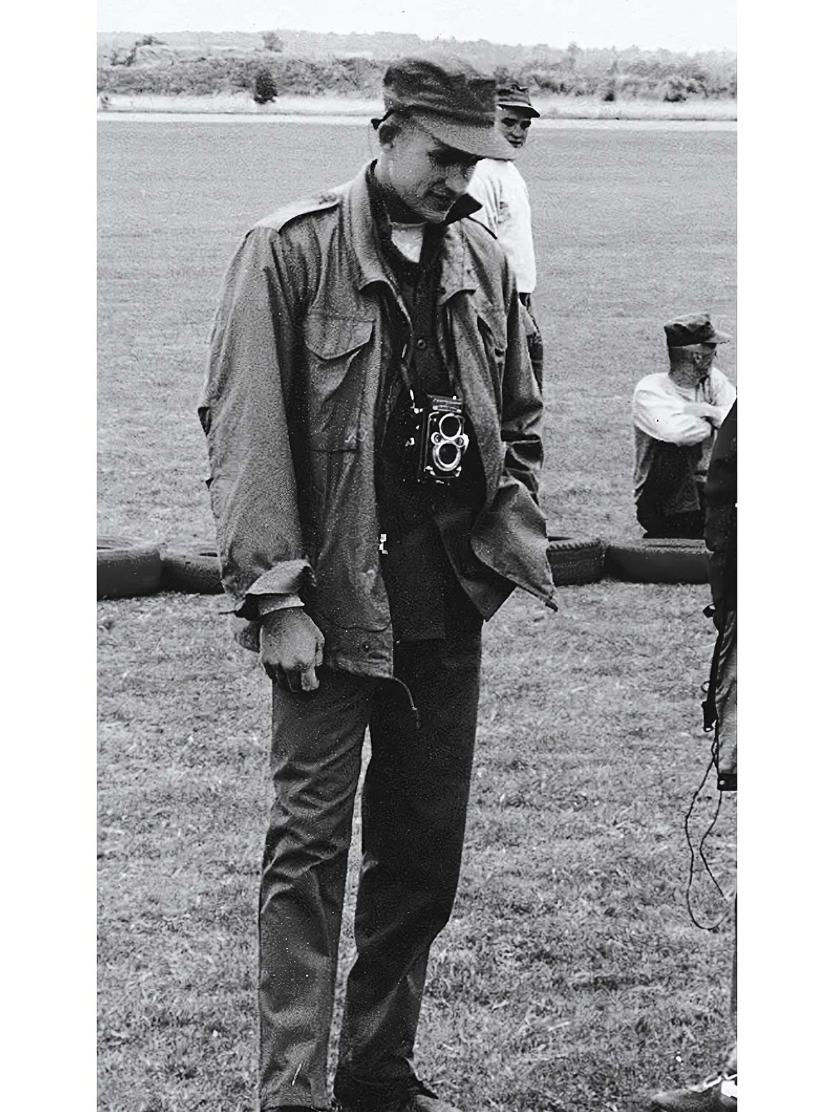 詳細画像:M65トレンチコートのディテールとポケットデザインの詳細画像です。実用性とデザイン性を兼ね備えたアイテムです。
モデル画像:M65 EVO 70s トレンチコートを使用したアウトドアコーディネート例です。四季を通じて着用可能なデザインです。