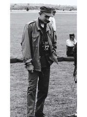 詳細画像:M65トレンチコートのディテールとポケットデザインの詳細画像です。実用性とデザイン性を兼ね備えたアイテムです。
モデル画像:M65 EVO 70s トレンチコートを使用したアウトドアコーディネート例です。四季を通じて着用可能なデザインです。