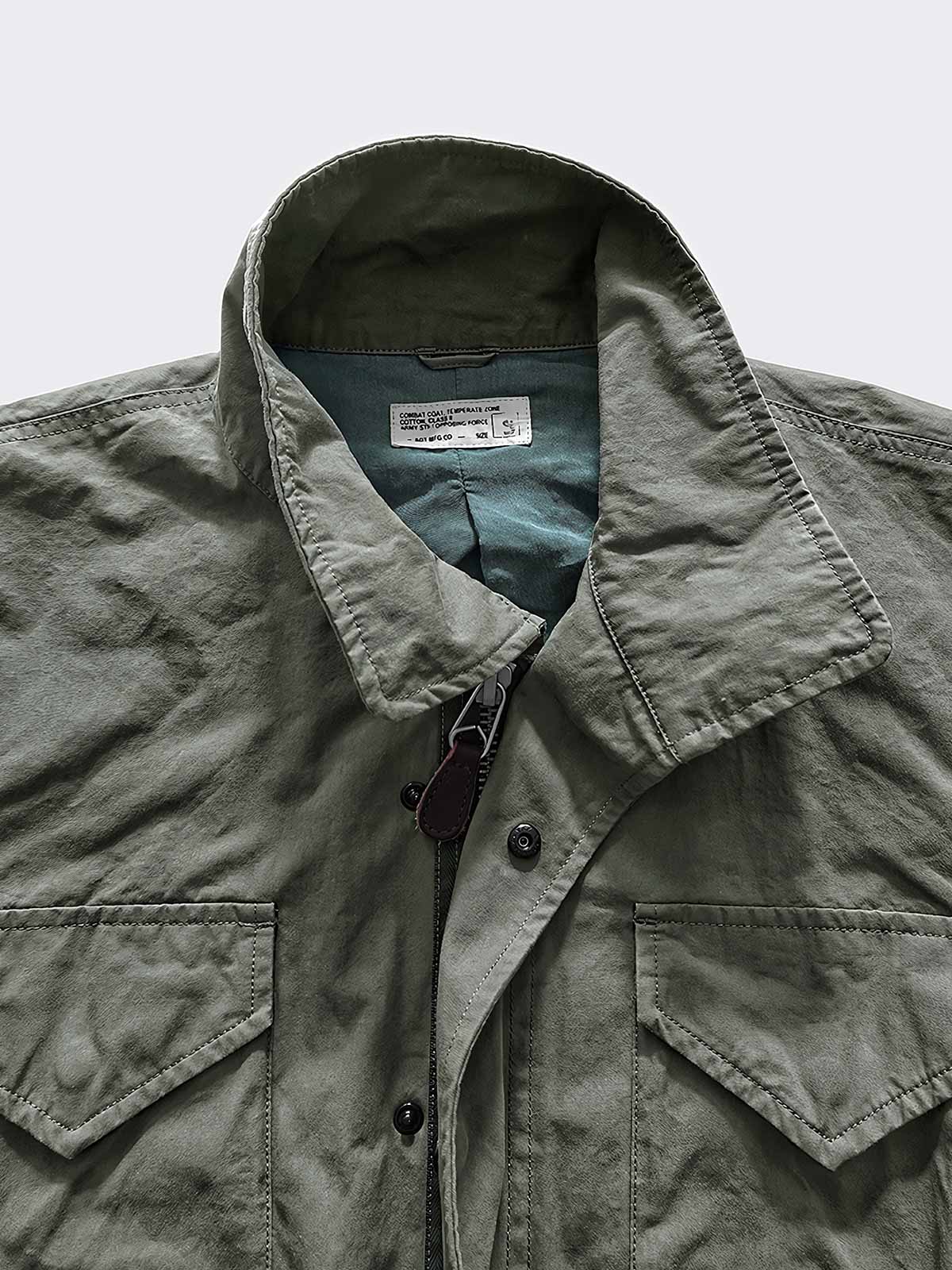 製品画像:M65 EVO 70s アメカジ ヴィンテージ フィンコットン トレンチコートの正面画像です。ヴィンテージ風の独特な風合いが特徴です。
詳細画像:M65トレンチコートのディテールとポケットデザインの詳細画像です。実用性とデザイン性を兼ね備えたアイテムです。