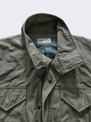 製品画像:M65 EVO 70s アメカジ ヴィンテージ フィンコットン トレンチコートの正面画像です。ヴィンテージ風の独特な風合いが特徴です。
詳細画像:M65トレンチコートのディテールとポケットデザインの詳細画像です。実用性とデザイン性を兼ね備えたアイテムです。