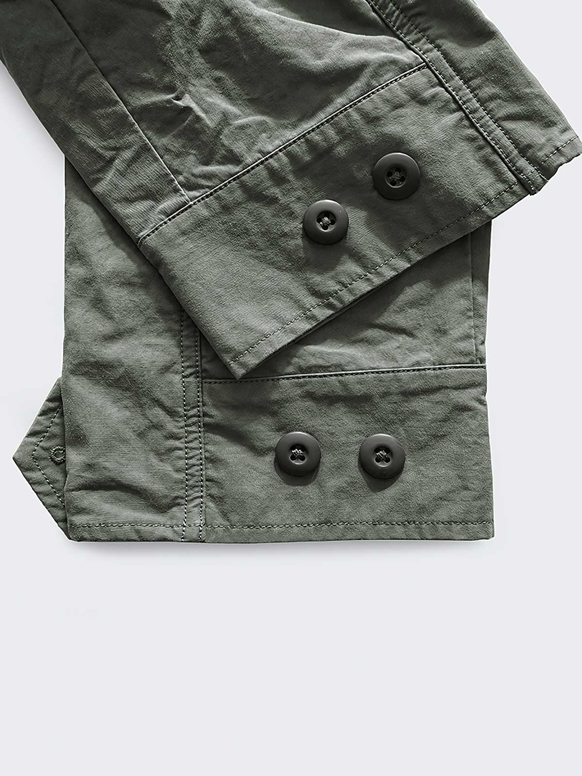 製品画像:M65 EVO 70s アメカジ ヴィンテージ フィンコットン トレンチコートの正面画像です。ヴィンテージ風の独特な風合いが特徴です。
詳細画像:M65トレンチコートのディテールとポケットデザインの詳細画像です。実用性とデザイン性を兼ね備えたアイテムです。