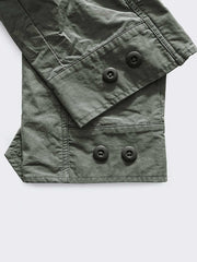 製品画像:M65 EVO 70s アメカジ ヴィンテージ フィンコットン トレンチコートの正面画像です。ヴィンテージ風の独特な風合いが特徴です。
詳細画像:M65トレンチコートのディテールとポケットデザインの詳細画像です。実用性とデザイン性を兼ね備えたアイテムです。