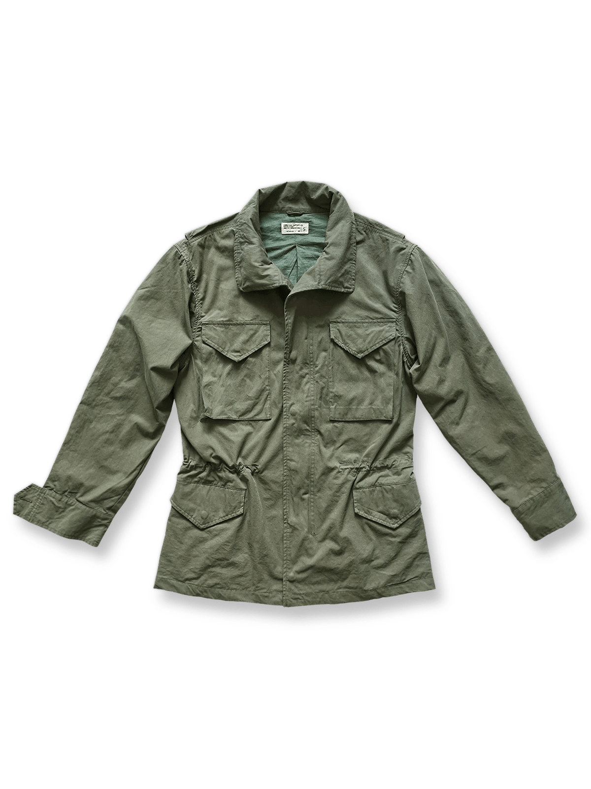 製品画像:M65 EVO 70s アメカジ ヴィンテージ フィンコットン トレンチコートの正面画像です。ヴィンテージ風の独特な風合いが特徴です。
詳細画像:M65トレンチコートのディテールとポケットデザインの詳細画像です。実用性とデザイン性を兼ね備えたアイテムです。