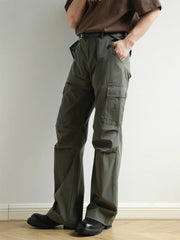 モデルが着用したワークパンツのスタイリング例