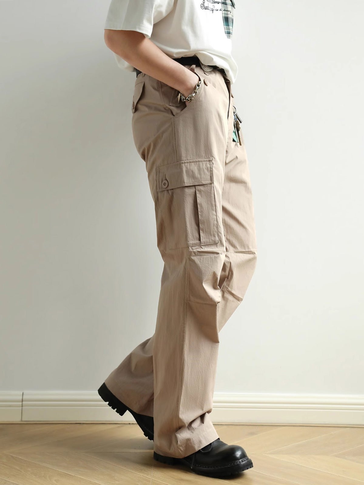 モデルが着用したワークパンツのスタイリング例