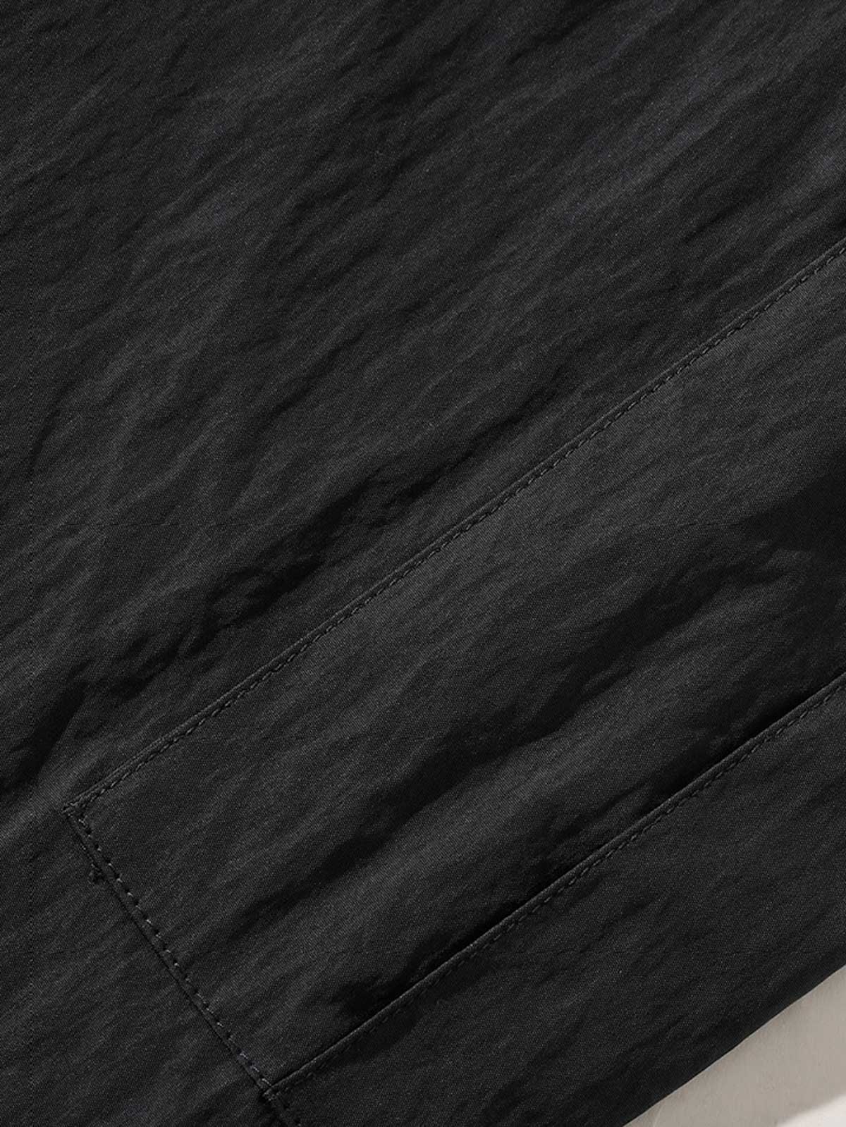 ワークパンツのシワ感素材と膝のダーツデザイン