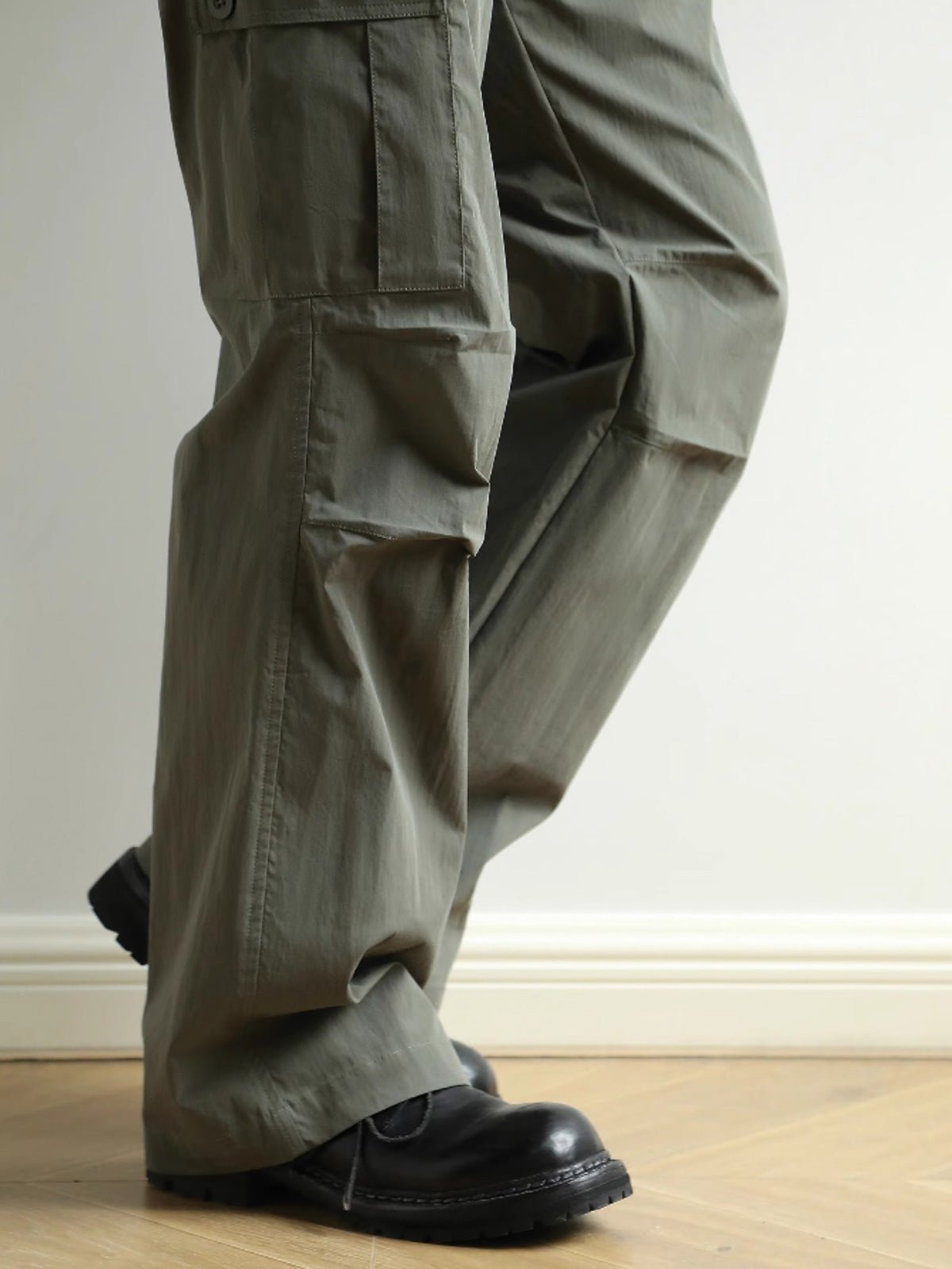 モデルが着用したワークパンツのスタイリング例