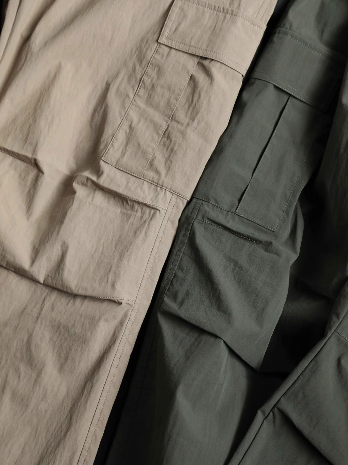 ワークパンツのシワ感素材と膝のダーツデザイン