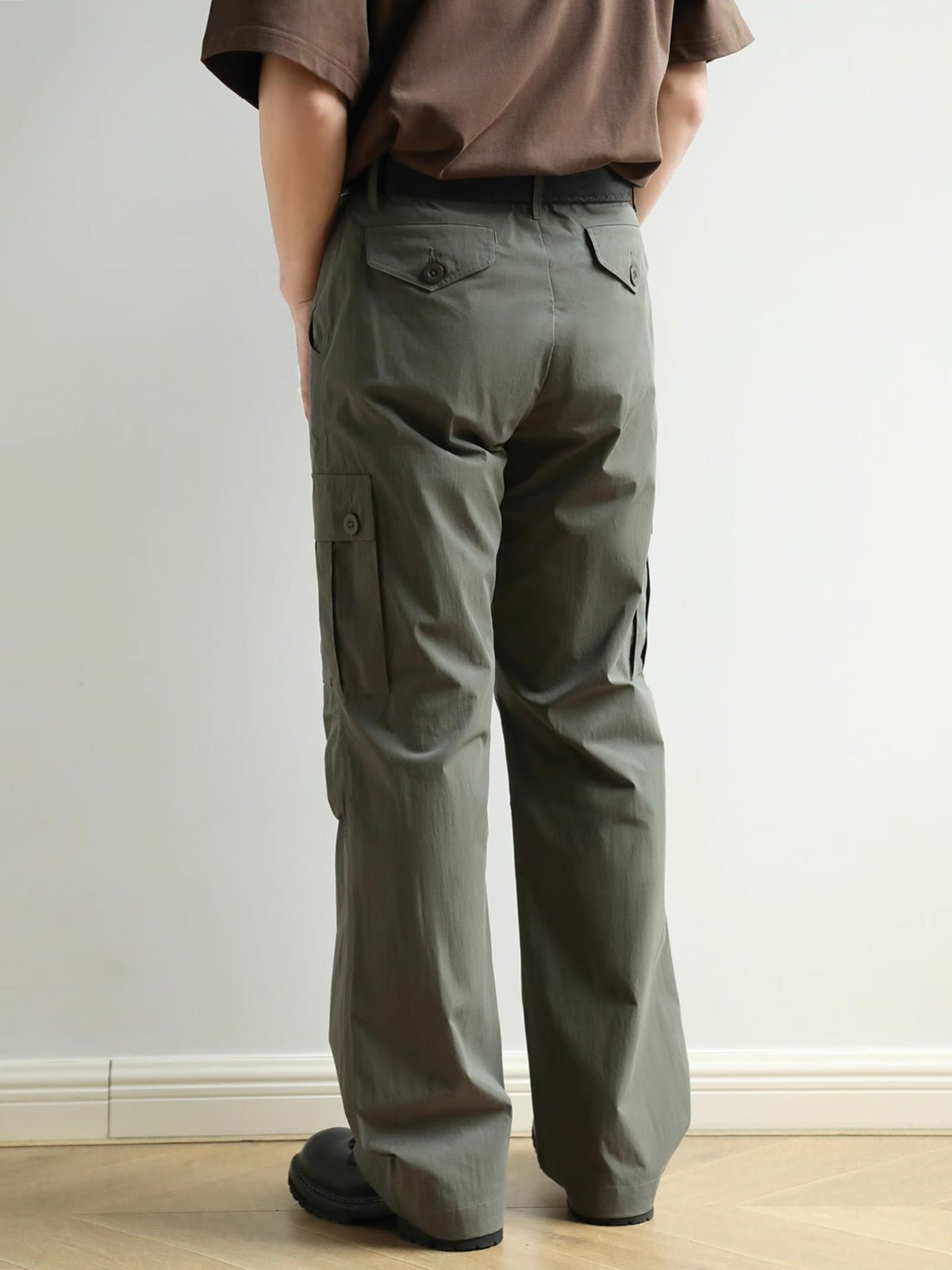 モデルが着用したワークパンツのスタイリング例