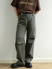 モデルが着用したワークパンツのスタイリング例