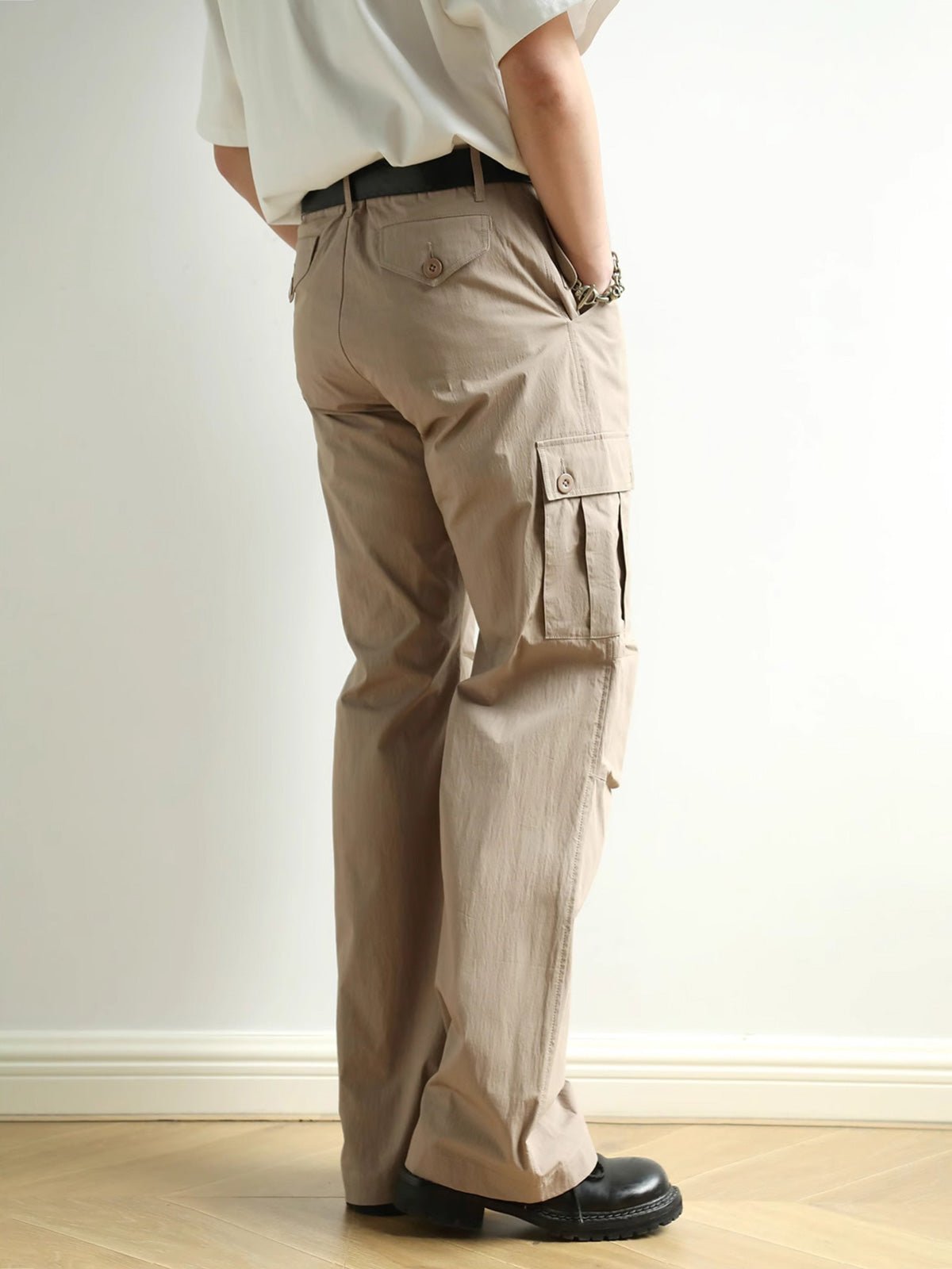 モデルが着用したワークパンツのスタイリング例