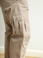 モデルが着用したワークパンツのスタイリング例