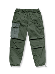 製品画像:ウォッシュ加工M65リップストップカーゴパンツの正面画像です。耐久性と快適性を兼ね備えたデザインです。
詳細画像:リップストップカーゴパンツの配色サイドポケットのディテール画像です。便利な収納機能を強調しています。