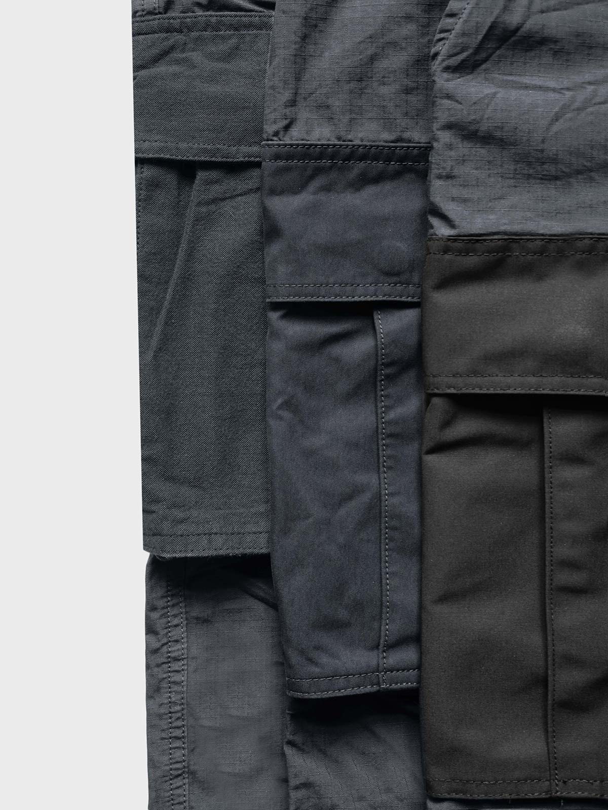 製品画像:ウォッシュ加工M65リップストップカーゴパンツの正面画像です。耐久性と快適性を兼ね備えたデザインです。
詳細画像:リップストップカーゴパンツの配色サイドポケットのディテール画像です。便利な収納機能を強調しています。